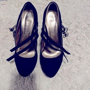 Barely worn closed toe black suede pumps size 9